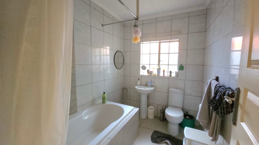 To Let 2 Bedroom Property for Rent in Melodie North West